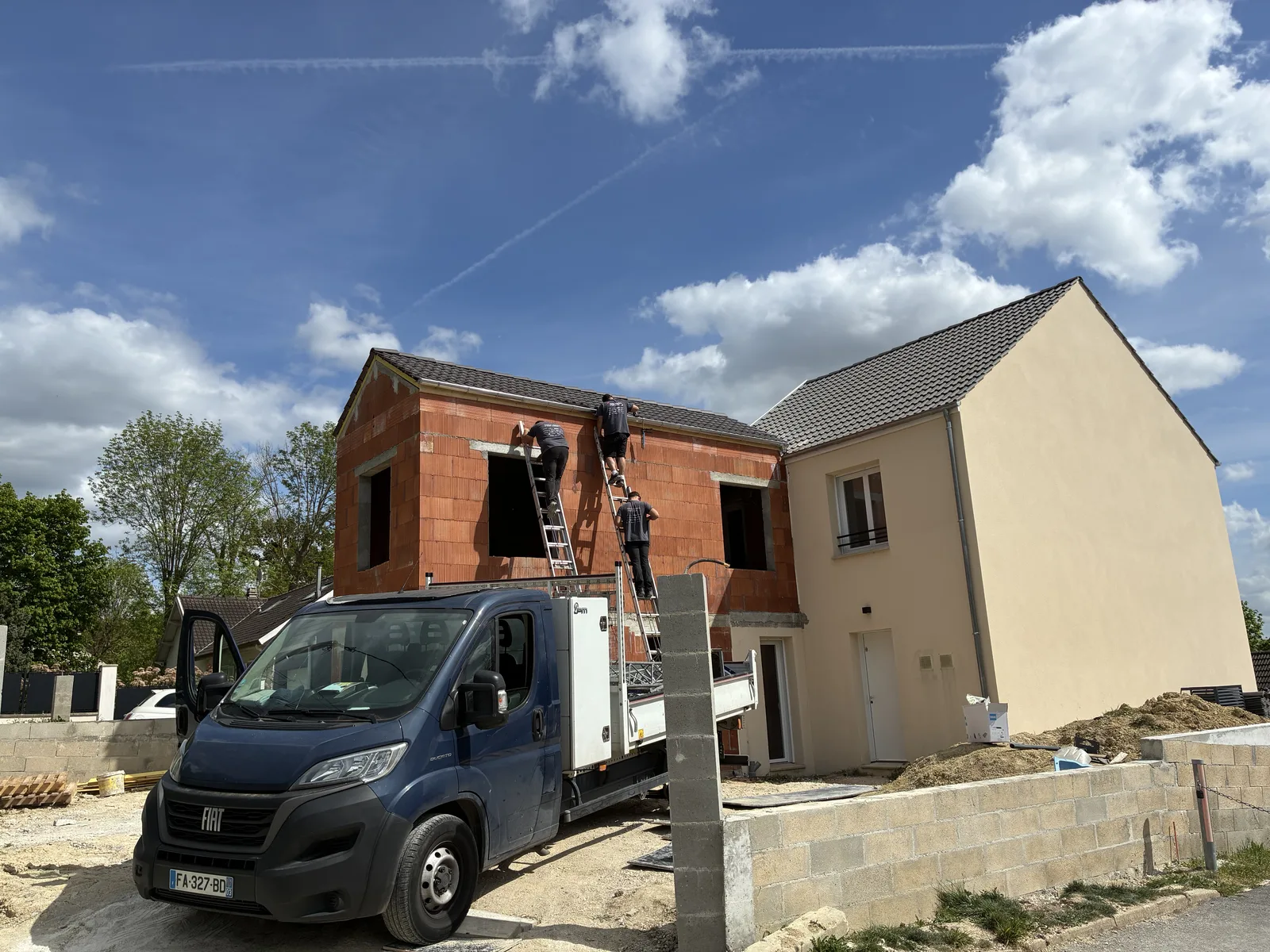 Chantier de rénovation et extension en brique avec échafaudage en Seine-et-Marne par Lafleur Couvreur
