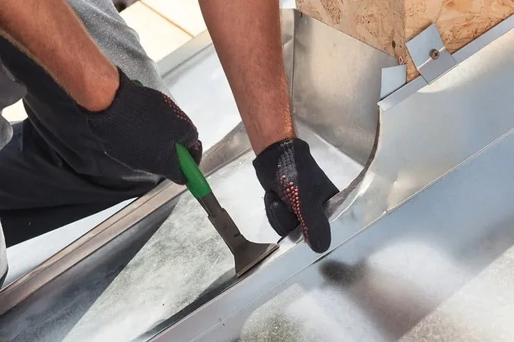 Travaux de zinguerie : étanchéité au zinc d'un pied de cheminée sur une toiture en Seine-et-Marne