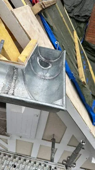 Gouttière en zinc posée par Lafleur Couvreur dans la Seine-et-Marne