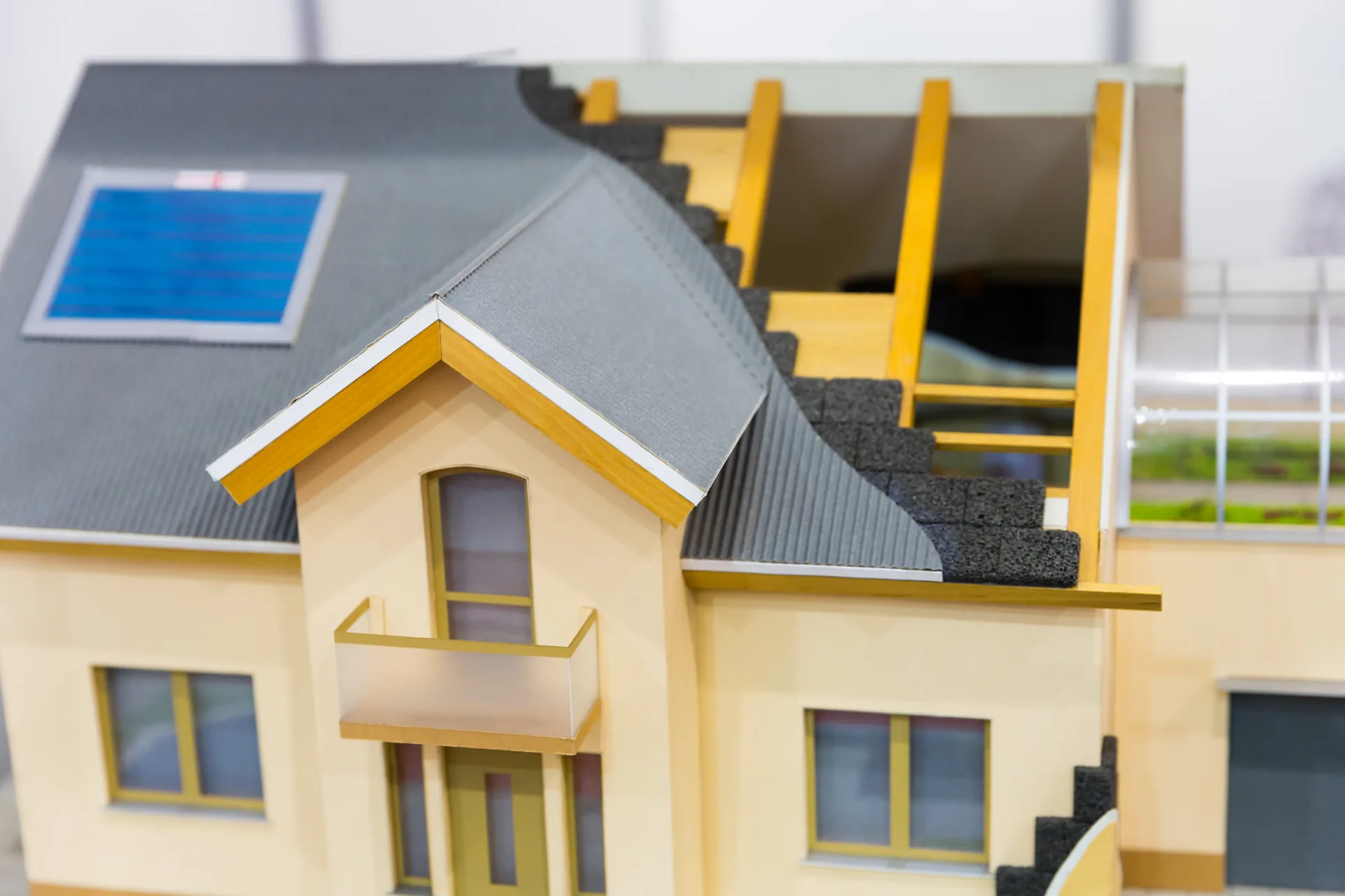 Livraison de palettes de tuiles sur un chantier de remplacement de toiture, couvreurs sur le toit