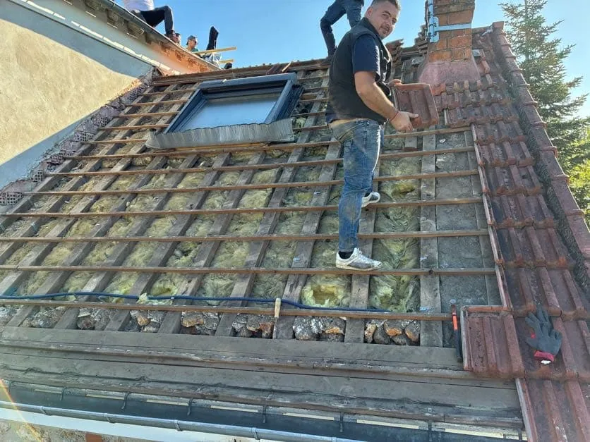 L'artisan Lafleur Couvreur et son camion devant une maison à toiture en ardoise à Lagny-sur-Marne