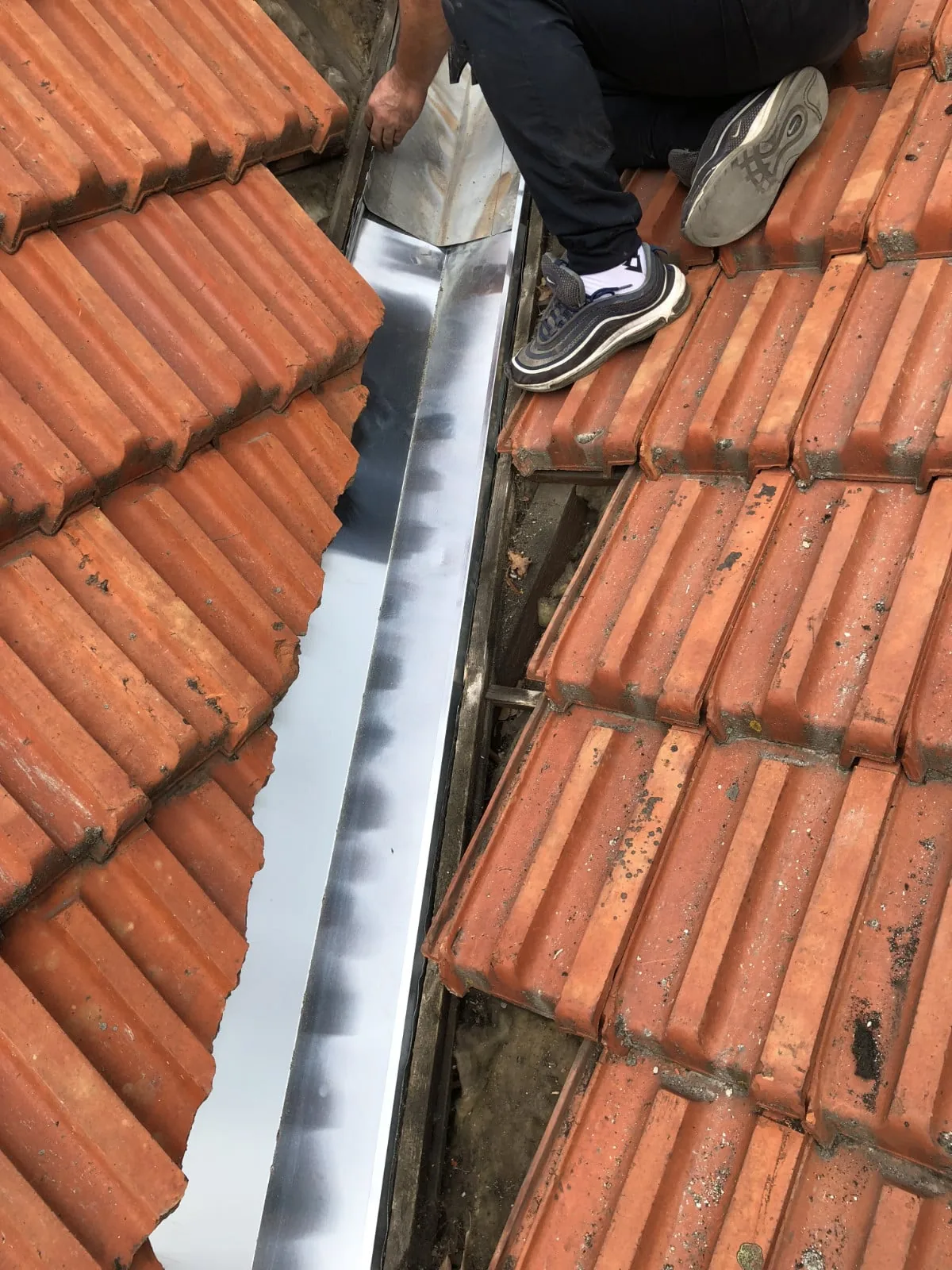 Création d'un chéneau en zinc le long d'un mur par Lafleur Couvreur, couvreur en Seine-et-Marne