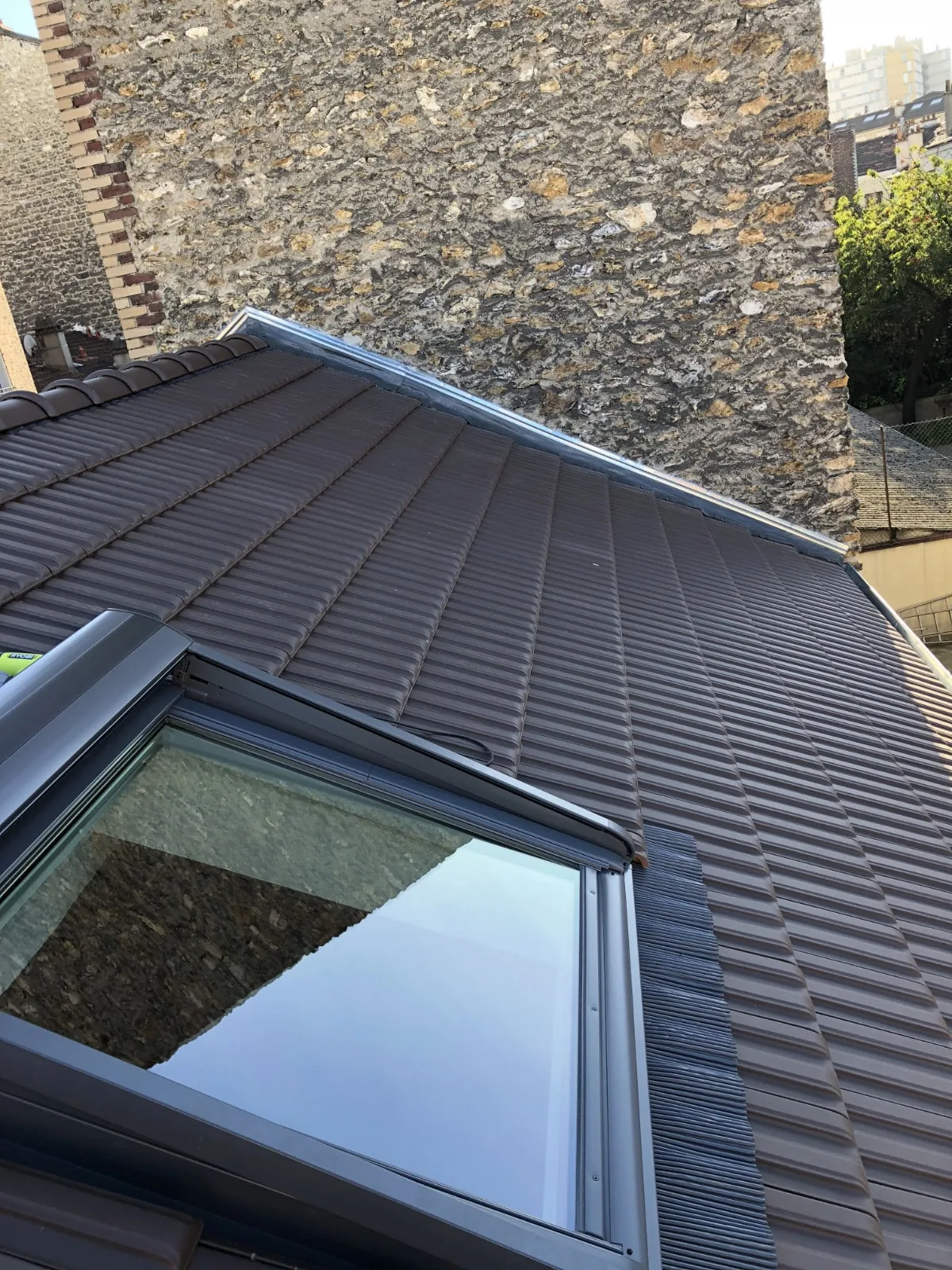 Velux posé avec son raccord d'étanchéité sur une toiture en tuiles plates en Seine-et-Marne