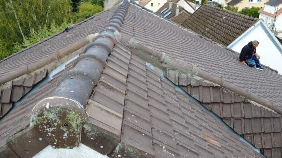 Point d'infiltration au pied d'une souche de cheminée, recherche de fuite de toiture