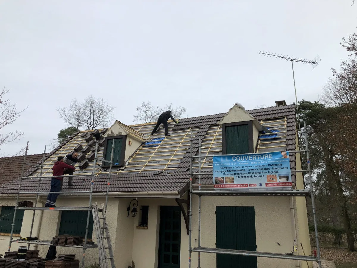 Chantier de rénovation de toiture mené par Lafleur Couvreur dans le secteur de Emerainville