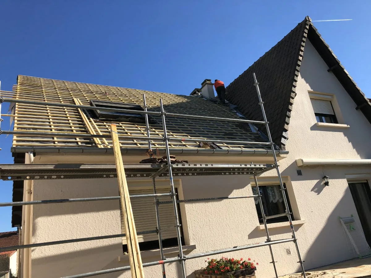 Rénovation de la toiture d'une maison ancienne en Seine-et-Marne : liteaunage neuf et échafaudage