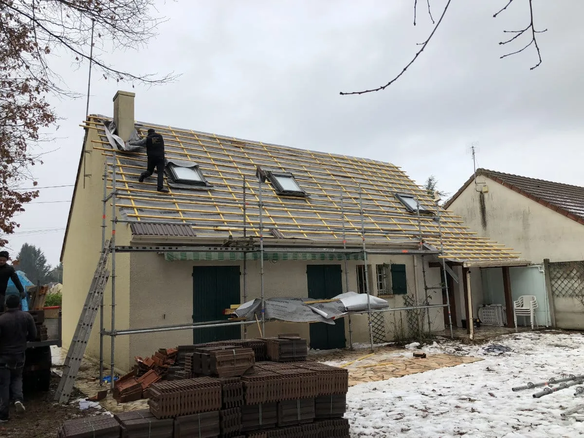Rénovation de toiture en cours sur un pavillon de Seine-et-Marne, échafaudage installé en hiver
