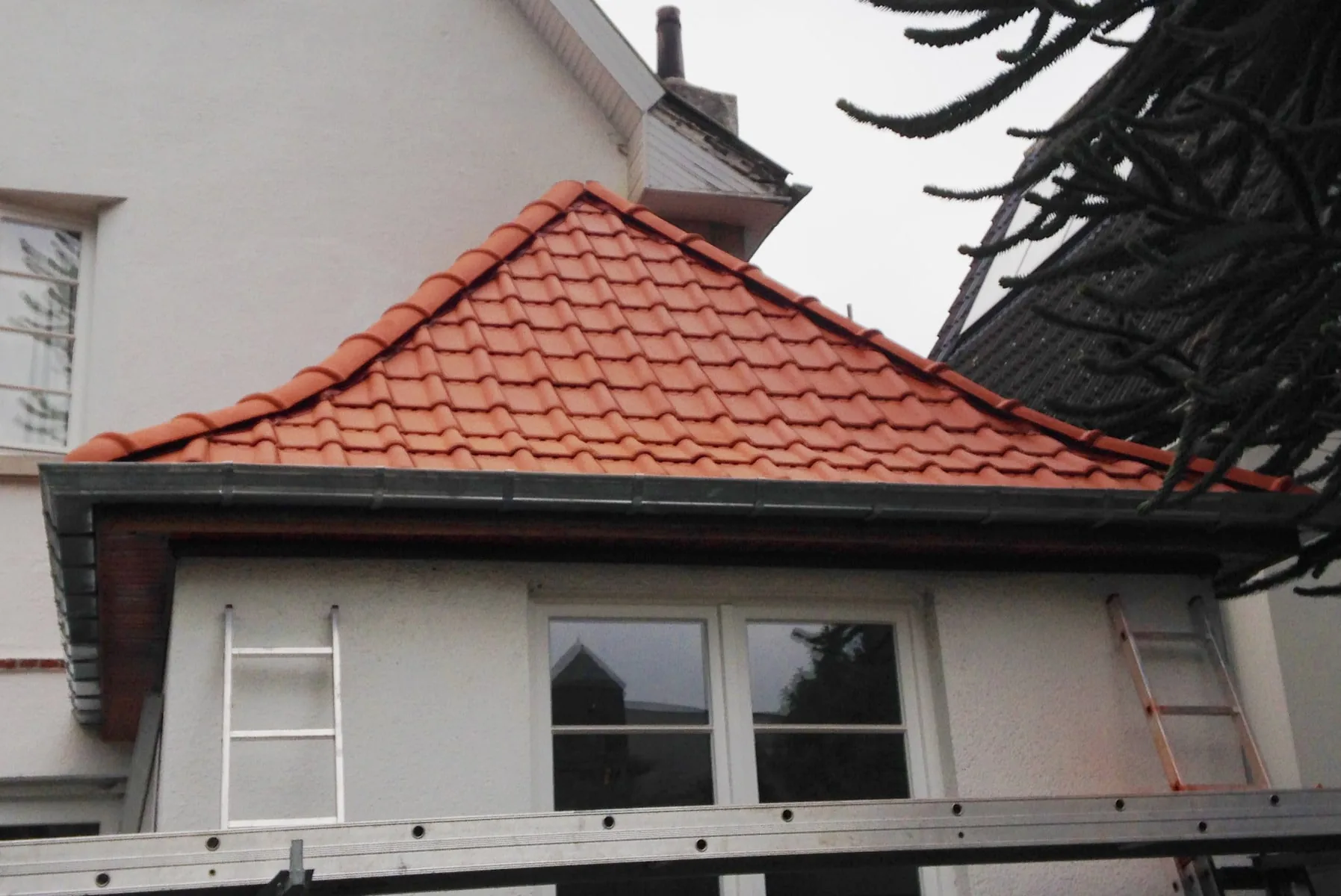 Toiture en ardoise naturelle rénovée à Lagny-sur-Marne, avec gouttière en zinc neuve