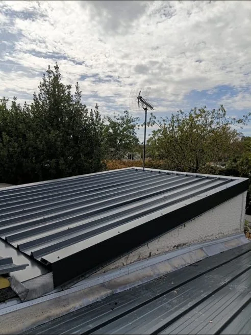 Toiture en bac acier neuve venant remplacer une ancienne couverture en fibrociment ondulé sur une dépendance