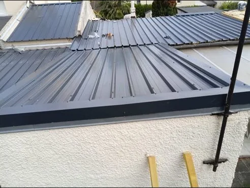 Couverture en bac acier terminée sur le garage et l’annexe d’un pavillon de Roissy-en-Brie