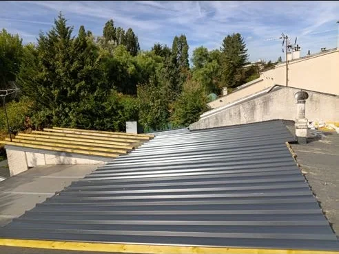 Pose des panneaux de bac acier nervuré anthracite sur le toit d'un garage en Seine-et-Marne