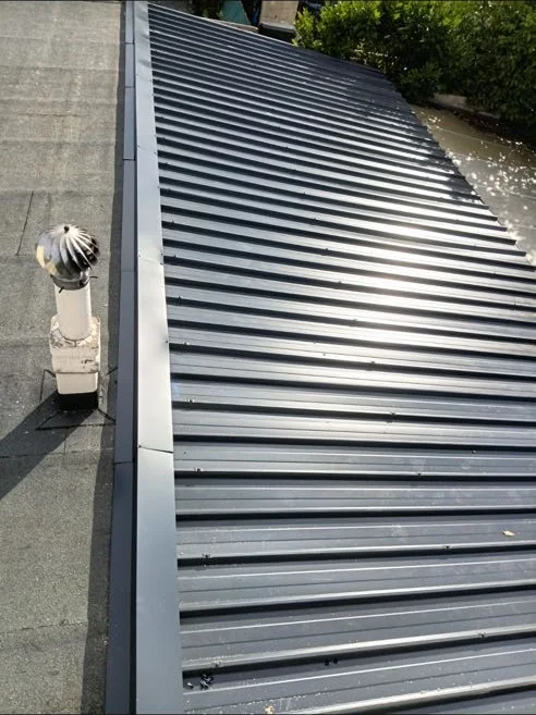 Raccord entre la couverture neuve en bac acier et l’étanchéité de la toiture-terrasse voisine
