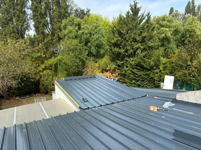Toiture de garage neuve en bac acier laqué anthracite à Roissy-en-Brie, réalisée par Lafleur Couvreur