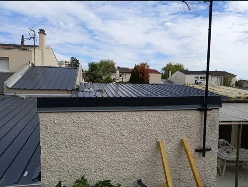 Toiture en bac acier anthracite posée sur le garage d'un pavillon en Seine-et-Marne