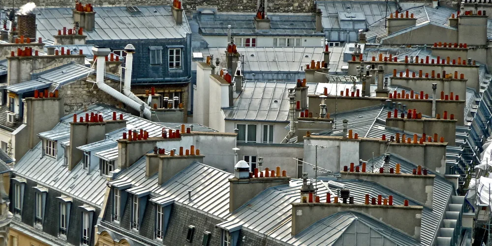Pose d’une toiture en zinc au-dessus d’une entrée de maison en Seine-et-Marne