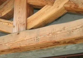 Charpente neuve en bois posée pour un aménagement de combles