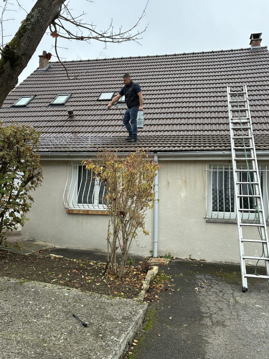 Nettoyage de toiture en cours à Meaux : rinçage à pression contrôlée vu du ciel