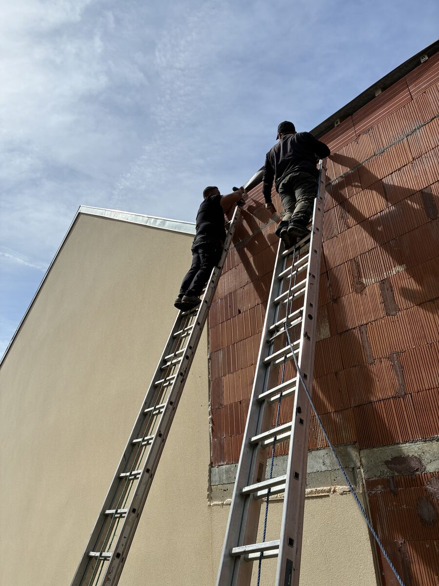 Réparation de l'abergement en zinc d'un conduit de cheminée, point de fuite fréquent sur une toiture