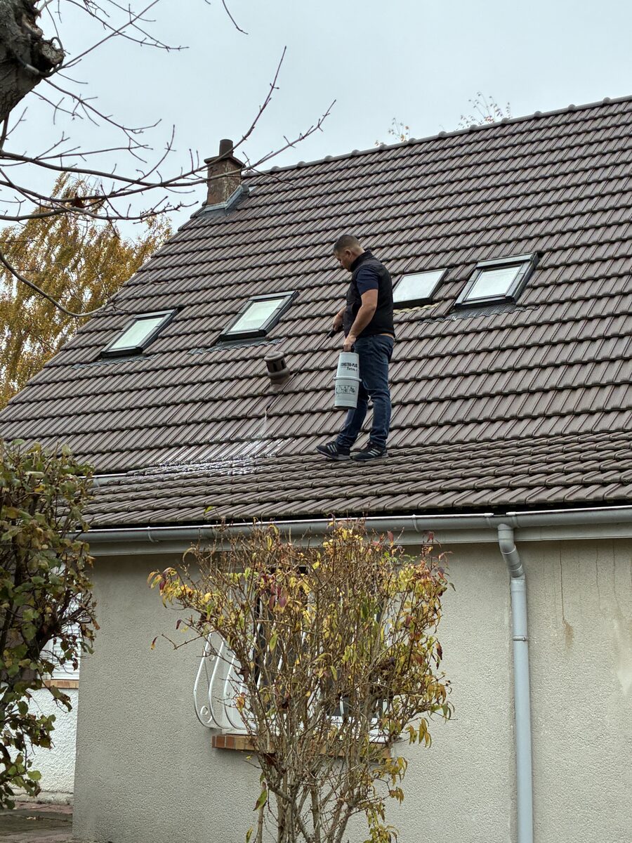 Isolation sarking posée entre les contre-liteaux d'une toiture avant la pose des tuiles